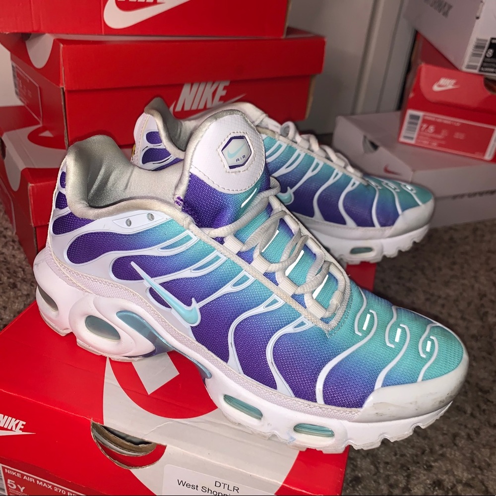 Women’s air maxes